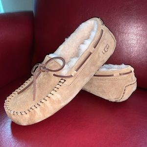 Size 6 BRAND NEW UGG SLIPPERS authentic
